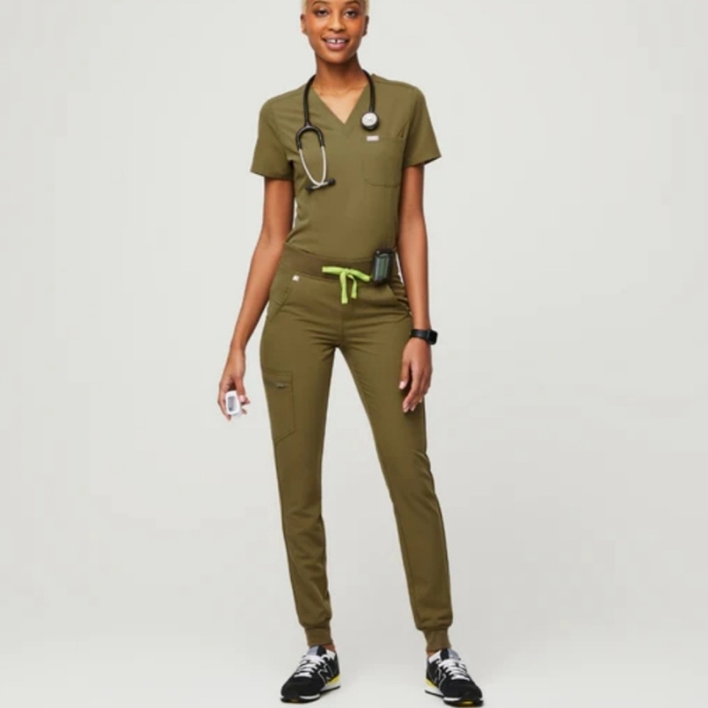 FIGS S Rafaela Oversized Scrub Top + M Zamora Jogger in Martini Olive